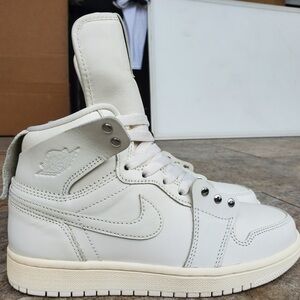 Women’s size 7 Nike Comme  High-Top‎ Sneakers in Cream